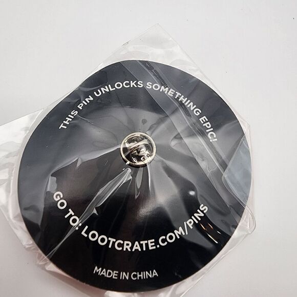 NWT Lootpins Alien Vs Predator Pin - Picture 3 of 3